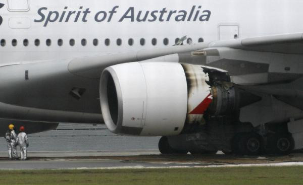 Máy bay khổng lồ chở 459 người gặp sự cố trên không ảnh 3 Qantas Airways A-380 passenger plane QF32 with its partially damaged engine sits on the tarmac after making an emergency landing at Changi airport in Singapore