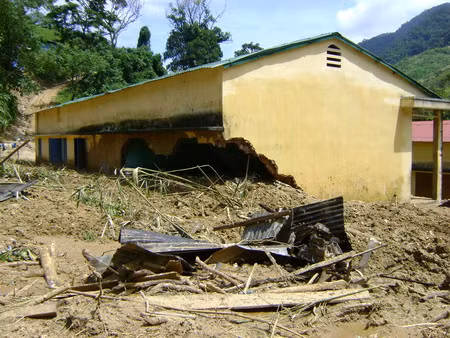 Khu nội trú trường THCS-BTCX Trà Nam bị bão số 9 (2009) tàn phá và sạt lỡ vừa qua.