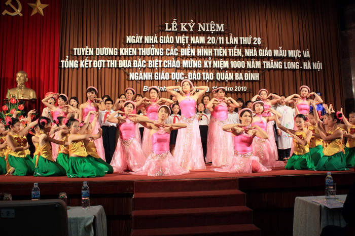 Cô, trò đẹp thướt tha trong ngày 20/11 ảnh 4 Cô, trò đẹp thướt tha trong ngày 20/11 ảnh 4