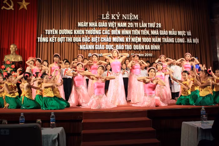 Cô, trò đẹp thướt tha trong ngày 20/11 ảnh 4