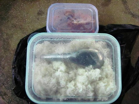 Nhà xa, không thể về nhà ăn cơm trưa, nhiều thầy giáo phải mang theo cơm đến lớp