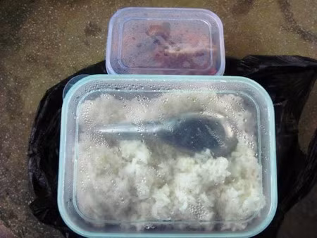 Nhà xa, không thể về nhà ăn cơm trưa, nhiều thầy giáo phải mang theo cơm đến lớp