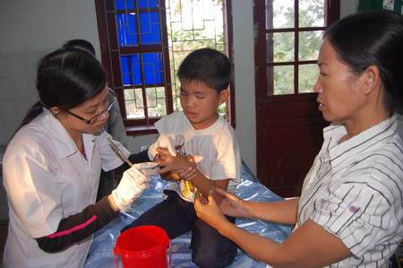 Em Tây được điều trị vết thương