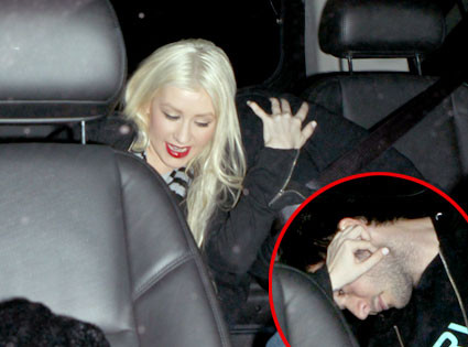 Christina Aguilera đã cố gắng lấy tay che mặt Matthew để tránh ống kính của các tay săn ảnh hôm 05 tháng 11