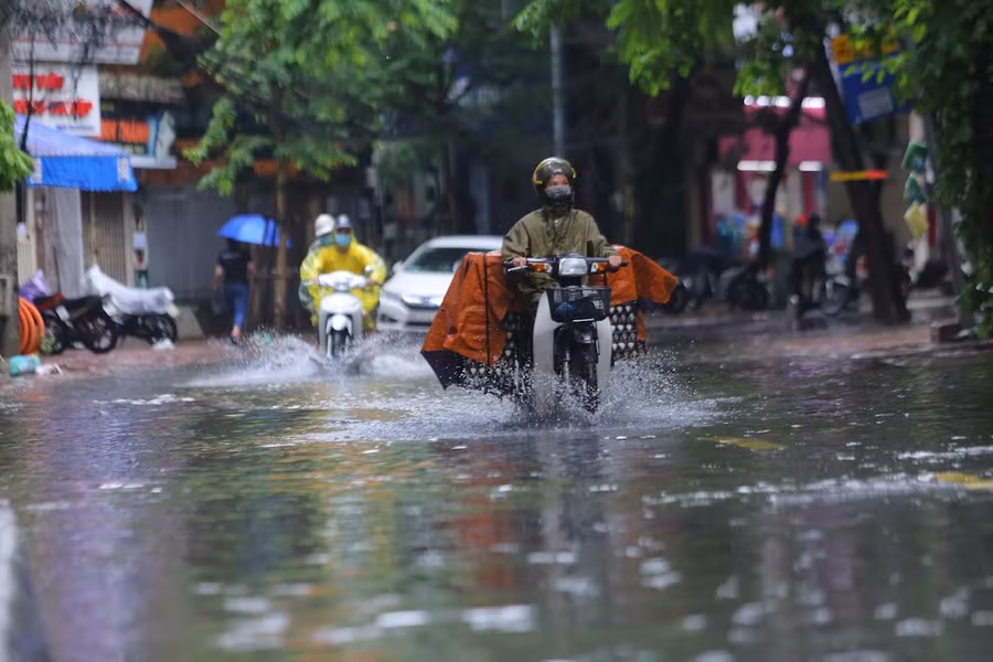 Nhiều tuyến phố Hà Nội ngập sau cơn mưa lớn ảnh 6
