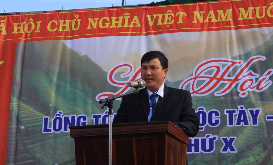 Ông Nguyễn Văn Sỹ - Phó Chủ tịch UBND xã Cư M’gar phát biểu tại Lễ hội Lồng tồng.