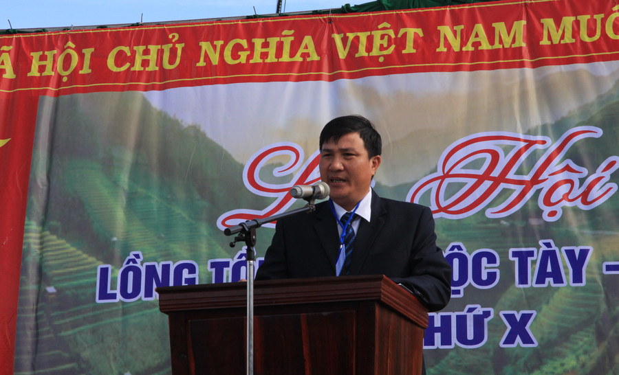 Ông Nguyễn Văn Sỹ - Phó Chủ tịch UBND xã Cư M’gar phát biểu tại Lễ hội Lồng tồng.