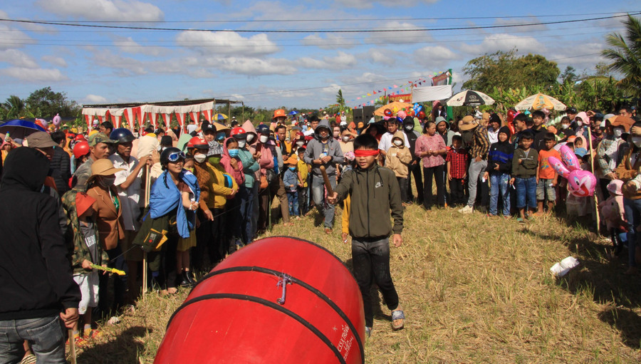 Trò chơi bịt mắt đánh trống thu hút nhiều du khách tham gia.
