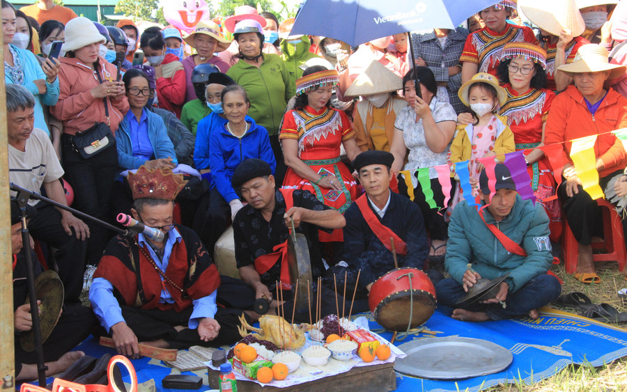 Thầy mo đọc lời khấn khẩn tạ ơn trời đất, thần linh.