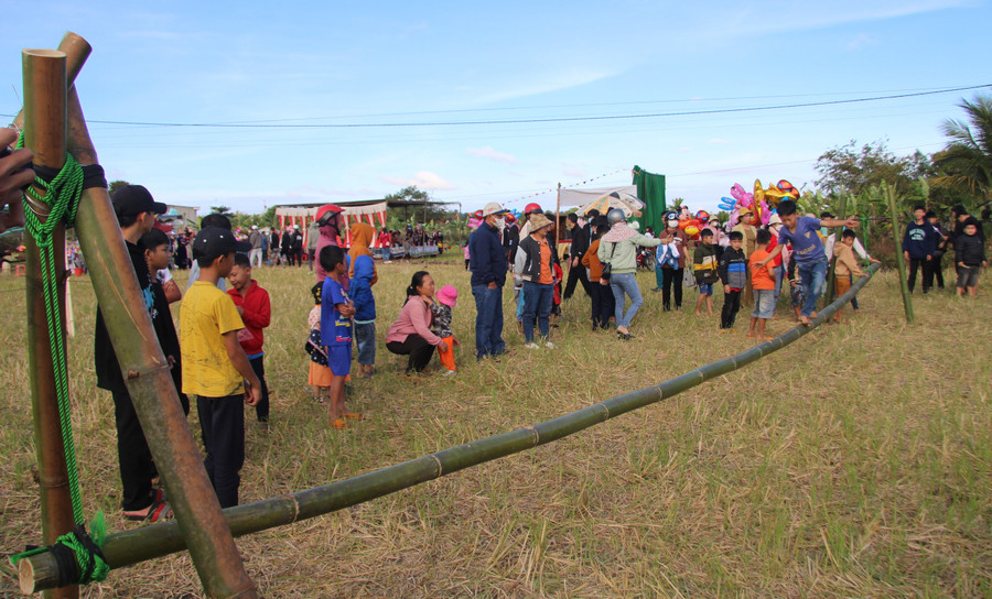 Nhiều người người tỏ ra phấn khích khi tham gia trò chơi đi qua cầu kiều.
