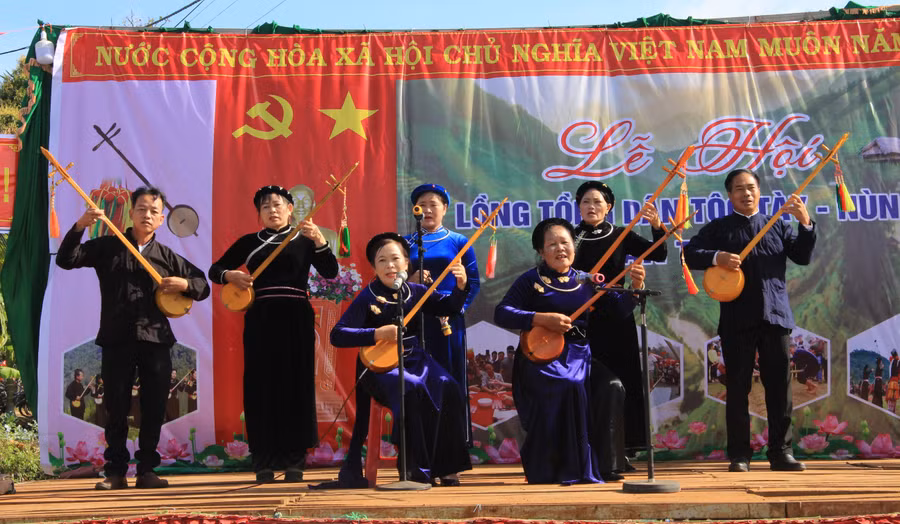 Tiết mục đàn tính hát then của người Tày, Nùng tại Lễ hội.