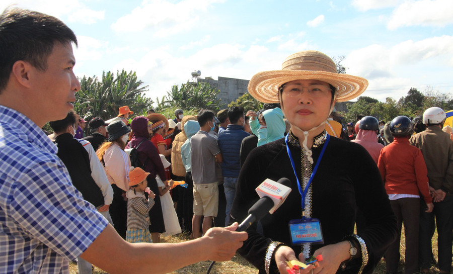 Chị Lục Thị Huệ nói về ý nghĩa của Lễ hội Lồng tồng với người Tày, Nùng.