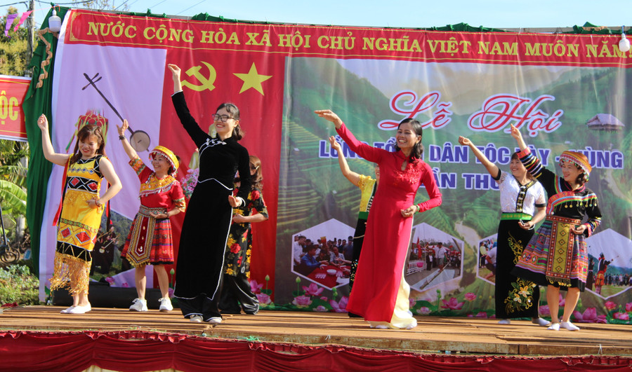 Những tiết mục văn nghệ đặc sắc tại Lễ hội Lồng tồng.