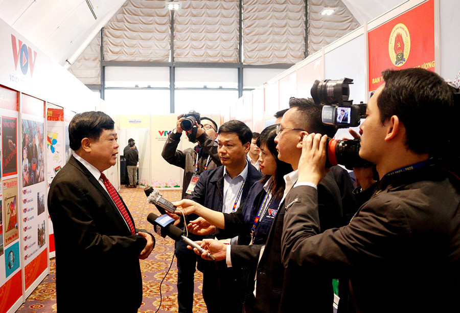 Đồng chí Nguyễn Thế Kỷ, Uỷ viên Trung ương Đảng, Tổng Giám đốc Đài tiếng nói Việt Nam trả lời phỏng vấn của phóng viên các cơ quan thông tấn, báo chí.