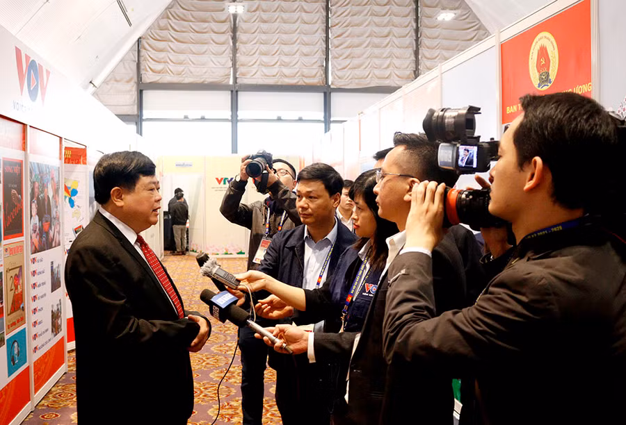 Đồng chí Nguyễn Thế Kỷ, Uỷ viên Trung ương Đảng, Tổng Giám đốc Đài tiếng nói Việt Nam trả lời phỏng vấn của phóng viên các cơ quan thông tấn, báo chí.