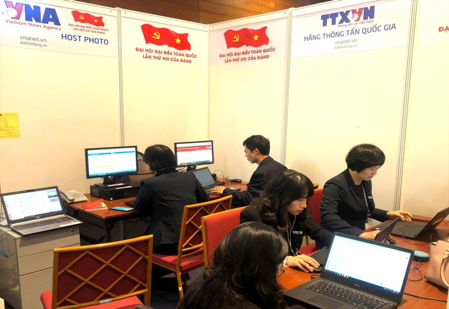Hàng trăm phóng viên tác nghiệp tại phiên khai mạc Đại hội XIII của Đảng ảnh 17 Các phóng viên tác nghiệp tại Trung tâm báo chí.