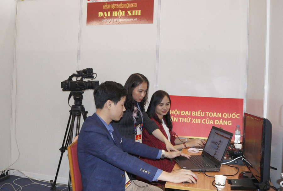 Hàng trăm phóng viên tác nghiệp tại phiên khai mạc Đại hội XIII của Đảng ảnh 16 Phóng viên Báo điện tử Đảng Cộng sản Việt Nam tác nghiệp tại Đại hội