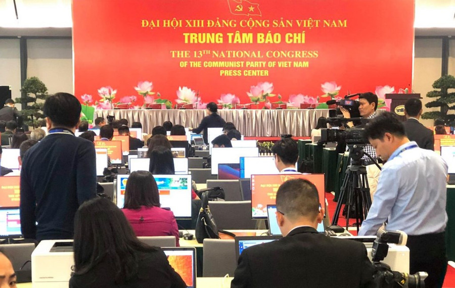 Hàng trăm phóng viên tác nghiệp tại phiên khai mạc Đại hội XIII của Đảng ảnh 4 Tại phiên khai mạc, hàng trăm phóng viên miệt mài tác nghiệp, mang đến cho công chúng thông tin, hình ảnh toàn cảnh về Đại hội XIII của Đảng.