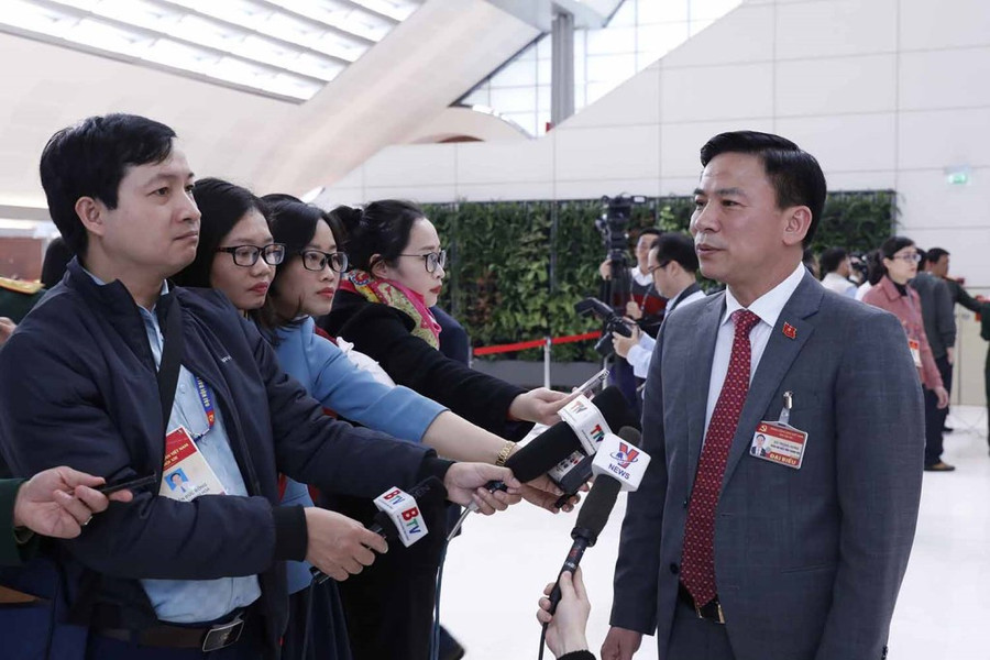 Hàng trăm phóng viên tác nghiệp tại phiên khai mạc Đại hội XIII của Đảng ảnh 13 Đồng chí Đỗ Trọng Hưng (Đoàn đại biểu Đảng bộ tỉnh Thanh Hoá) trả lời phỏng vấn của phóng viên các cơ quan thông tấn, báo chí.