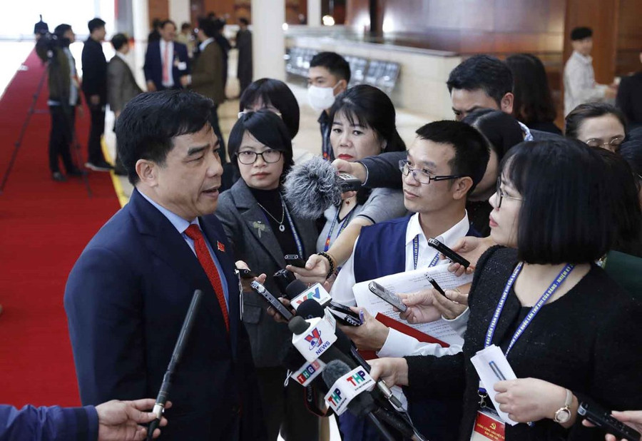 Hàng trăm phóng viên tác nghiệp tại phiên khai mạc Đại hội XIII của Đảng ảnh 14 Đồng chí Lê Văn Dũng (Đoàn đại biểu Đảng bộ tỉnh Quảng Nam) trả lời phỏng vấn của phóng viên các cơ quan thông tấn, báo chí.