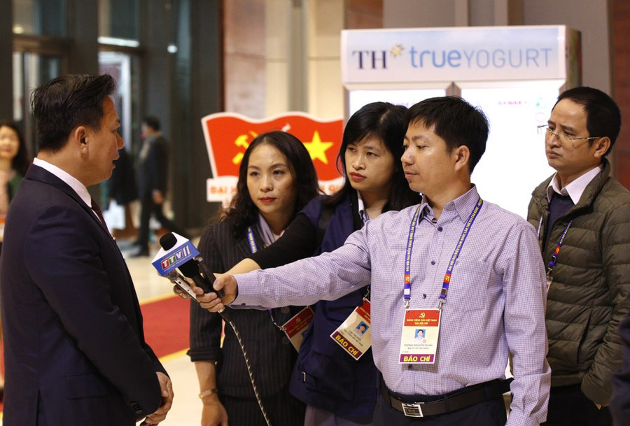 Hàng trăm phóng viên tác nghiệp tại phiên khai mạc Đại hội XIII của Đảng ảnh 12 Đồng chí Nguyễn Thanh Ngọc (Đoàn đại biểu Đảng bộ tỉnh Tây Ninh) trả lời phỏng vấn của phóng viên các cơ quan thông tấn, báo chí.