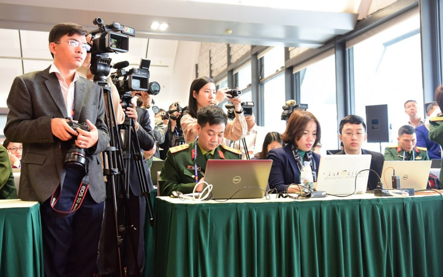 Hàng trăm phóng viên tác nghiệp tại phiên khai mạc Đại hội XIII của Đảng ảnh 15 Phóng viên các cơ quan báo chí miệt mài tác nghiệp tại Trung tâm báo chí.