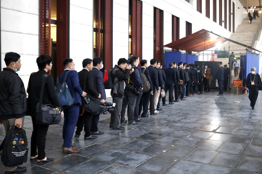 Hàng trăm phóng viên tác nghiệp tại phiên khai mạc Đại hội XIII của Đảng ảnh 1 Khoảng 6h30, hàng trăm phóng viên đã có mặt tại Trung tâm Hội nghị Quốc gia để tiến hành kiểm tra an ninh.