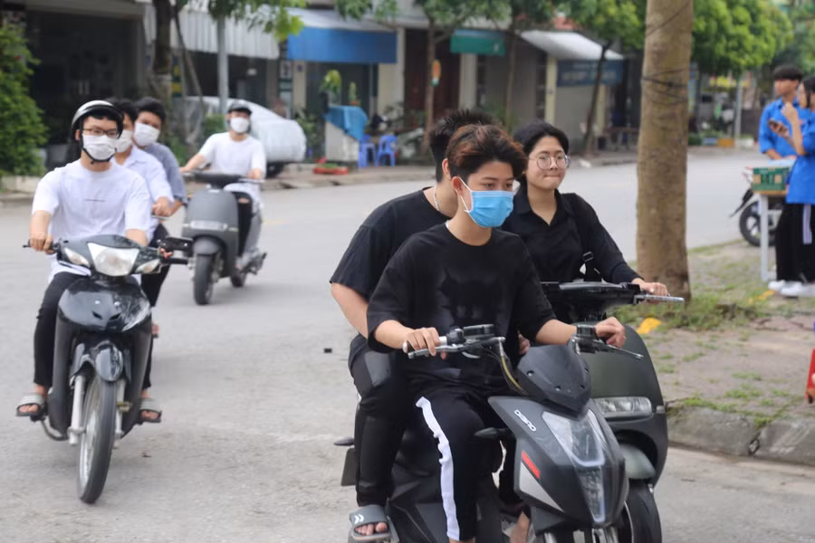 Thí sinh tỉnh Hải Dương đến điểm thi để làm thủ tục dự thi