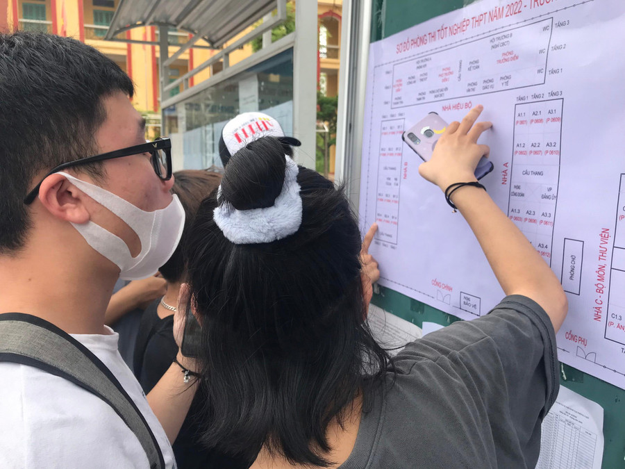 Thí sinh xem sơ đồ phòng thi tại Điểm thi Trường THPT Nguyễn Văn Cừ (TP Hải Dương) Thí sinh xem sơ đồ phòng thi tại Điểm thi Trường THPT Nguyễn Văn Cừ (TP Hải Dương)