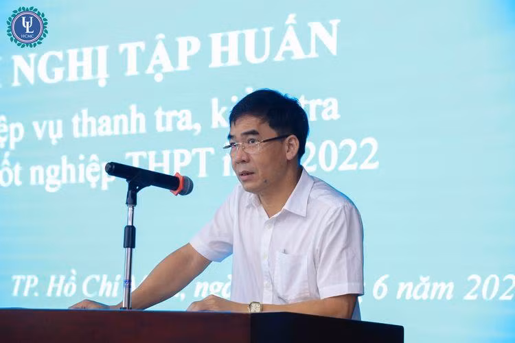 TS. Lê Trường Sơn - Phó hiệu trưởng Trường ĐH Luật TP Hồ Chí Minh nhấn mạnh vai trò quan trọng của các cán bộ, giảng viên tham gia đoàn kiểm tra coi thi và chấm thi