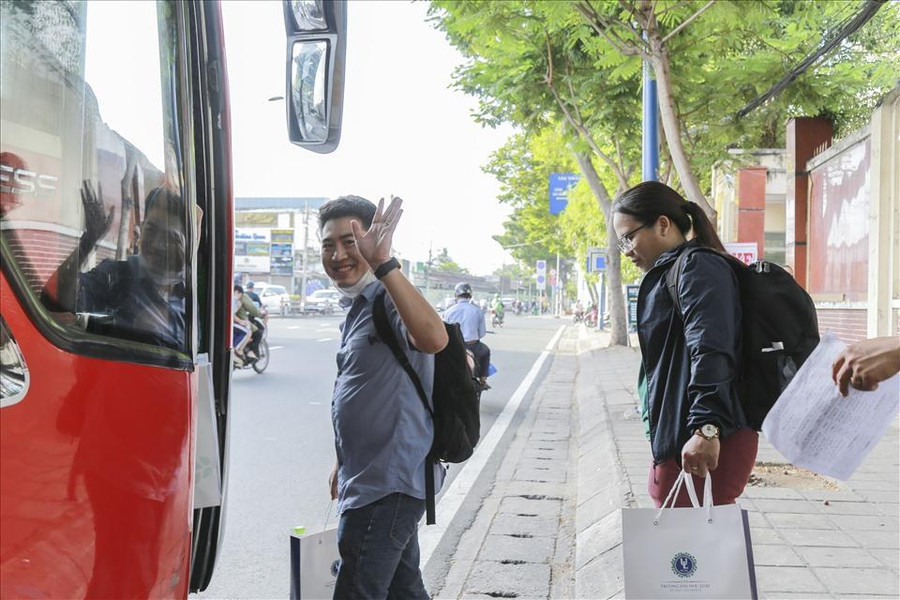 Cán bộ, giảng viên Trường ĐH Luật TP Hồ Chí Minh lên đường làm nhiệm vụ kiểm tra kỳ thi tốt nghiệp THPT 2022. Ảnh: NT Cán bộ, giảng viên Trường ĐH Luật TP Hồ Chí Minh lên đường làm nhiệm vụ kiểm tra kỳ thi tốt nghiệp THPT 2022. Ảnh: NT