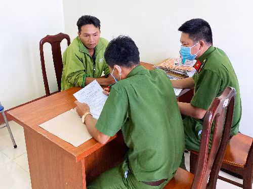 Đối tượng Nguyễn Duy Thiệu tại cơ quan chức năng. Ảnh: Công an tỉnh Đắk Lắk.