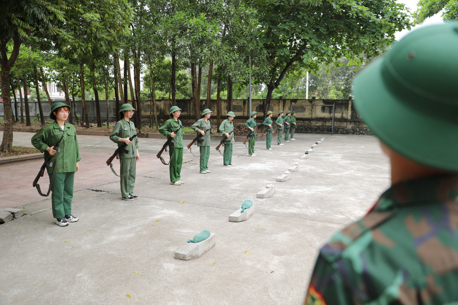 Những nữ sinh lần đầu tiên được thực hành kỹ thuật bắn súng trong môn Giáo dục Quốc phòng và An ninh.