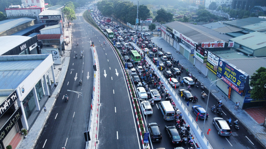 Nút giao trên đường Lê Văn Lương tại giờ cao điểm khiến các phương tiện di chuyển rất khó khăn.