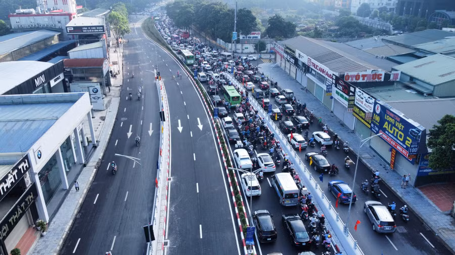 Nút giao trên đường Lê Văn Lương tại giờ cao điểm khiến các phương tiện di chuyển rất khó khăn.