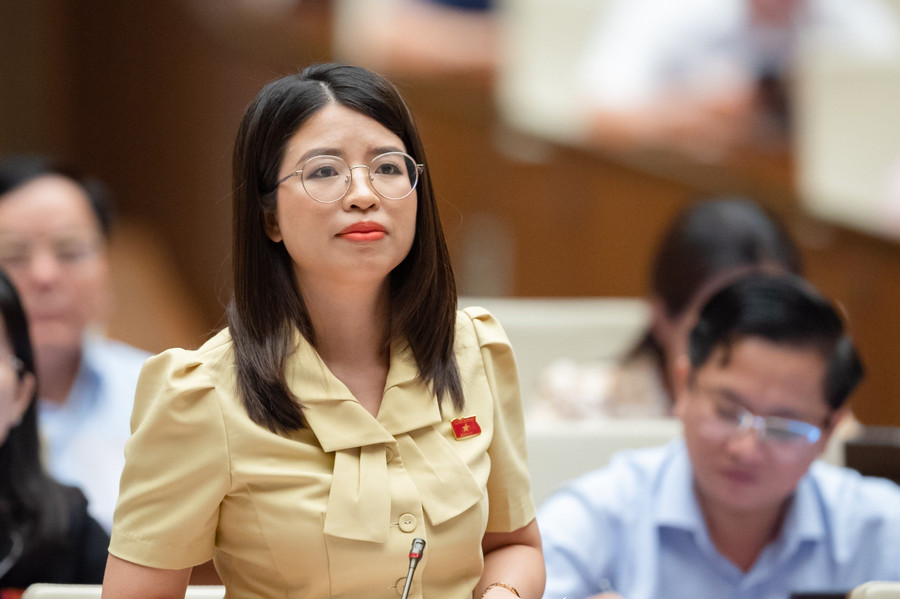 Đại biểu Nguyễn Thị Hà (đoàn Bắc Ninh) chất vấn Bộ trưởng Đào Ngọc Dung. Đại biểu Nguyễn Thị Hà (đoàn Bắc Ninh) chất vấn Bộ trưởng Đào Ngọc Dung.