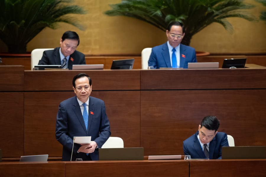 Bộ trưởng Bộ Lao động - Thương binh và Xã hội Đào Ngọc Dung trả lời chất vấn của đại biểu Quốc hội - sáng 6/6.