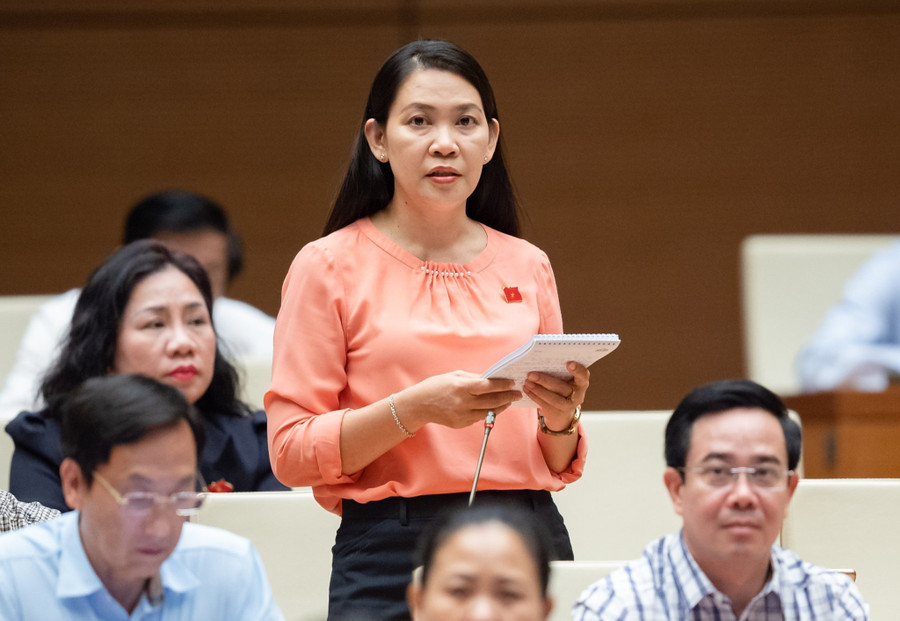 Đại biểu Huỳnh Thị Ánh Sương - Đoàn ĐBQH tỉnh Quảng Ngãi đặt câu hỏi chất vấn Bộ trưởng Đào Ngọc Dung. Đại biểu Huỳnh Thị Ánh Sương - Đoàn ĐBQH tỉnh Quảng Ngãi đặt câu hỏi chất vấn Bộ trưởng Đào Ngọc Dung.