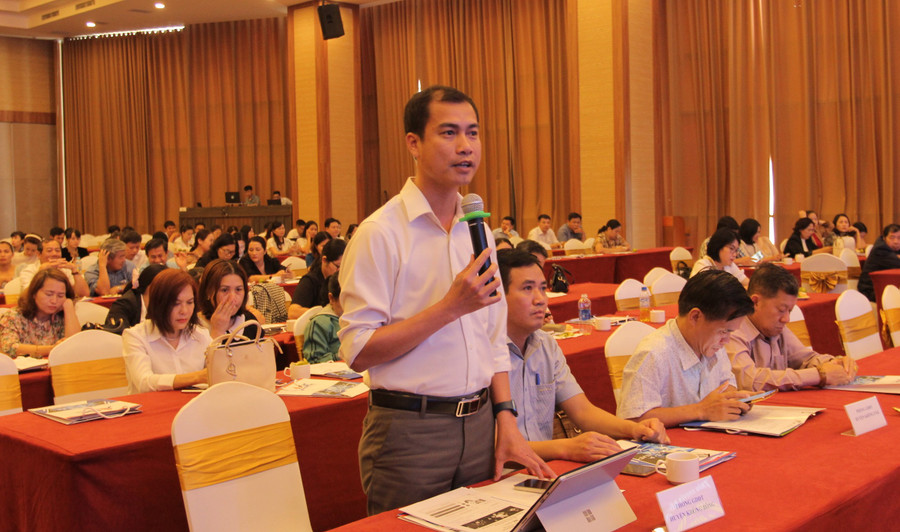 Ông Huỳnh Viết Trung - Trưởng phòng GD&ĐT huyện Krông Bông quan tâm đến công tác theo dõi thu, quản lý học phí ở các cơ sở giáo dục. Ông Huỳnh Viết Trung - Trưởng phòng GD&ĐT huyện Krông Bông quan tâm đến công tác theo dõi thu, quản lý học phí ở các cơ sở giáo dục.
