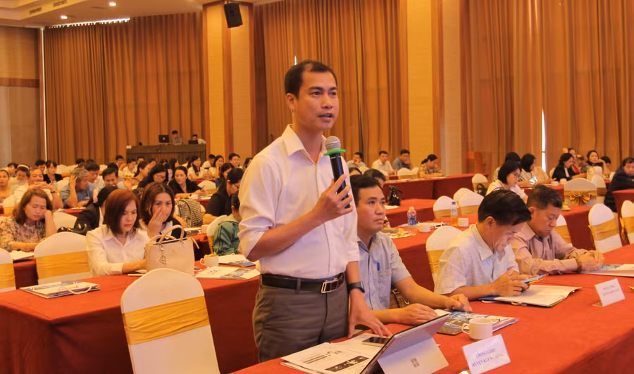 Ông Huỳnh Viết Trung - Trưởng phòng GD&amp;ĐT huyện Krông Bông quan tâm đến công tác theo dõi thu, quản lý học phí ở các cơ sở giáo dục.