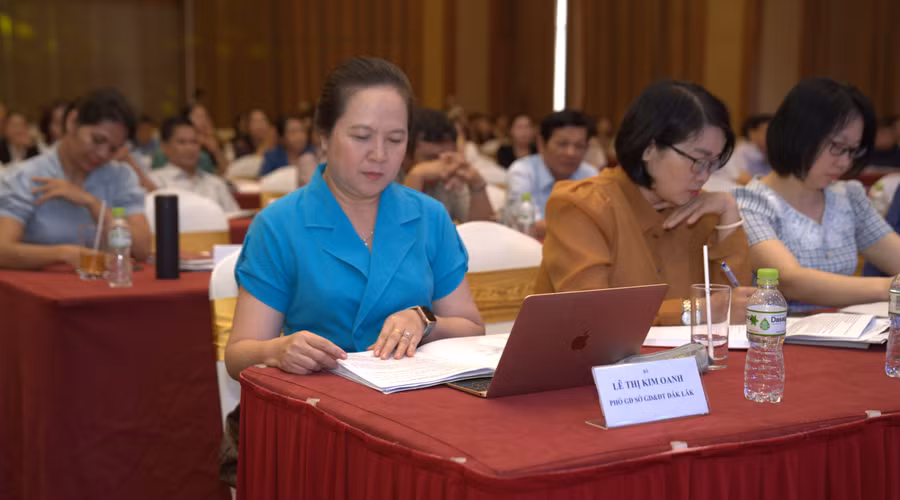 Phó Giám đốc Sở GD&ĐT Lê Thị Kim Oanh (ngoài cùng bên trái) dự và chỉ đạo Hội thảo.