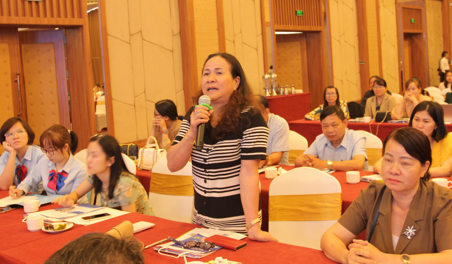 Bà Nguyễn Thị Yến - Hiệu trưởng Trường Mầm non 10/3 (TP Buôn Ma Thuột) quan tâm đến dữ liệu dùng chung giúp phụ huynh thuận tiện khi thanh toán học phí cho con và giảm công sức cho kế toán nhà trường. Bà Nguyễn Thị Yến - Hiệu trưởng Trường Mầm non 10/3 (TP Buôn Ma Thuột) quan tâm đến dữ liệu dùng chung giúp phụ huynh thuận tiện khi thanh toán học phí cho con và giảm công sức cho kế toán nhà trường.