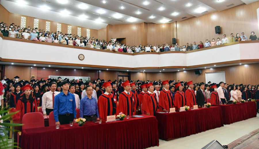 Lễ bế giảng và trao bằng tốt nghiệp hệ đại học chính quy khoá 56 (2018 – 2022) của Học viện Tài chính diễn ra trang trọng, ấm cúng