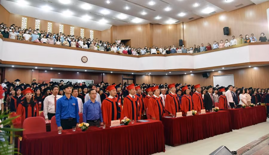 Lễ bế giảng và trao bằng tốt nghiệp hệ đại học chính quy khoá 56 (2018 – 2022) của Học viện Tài chính diễn ra trang trọng, ấm cúng
