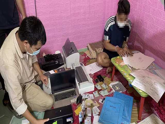 Đối tượng Đ.Q.V. (áo xanh đen).