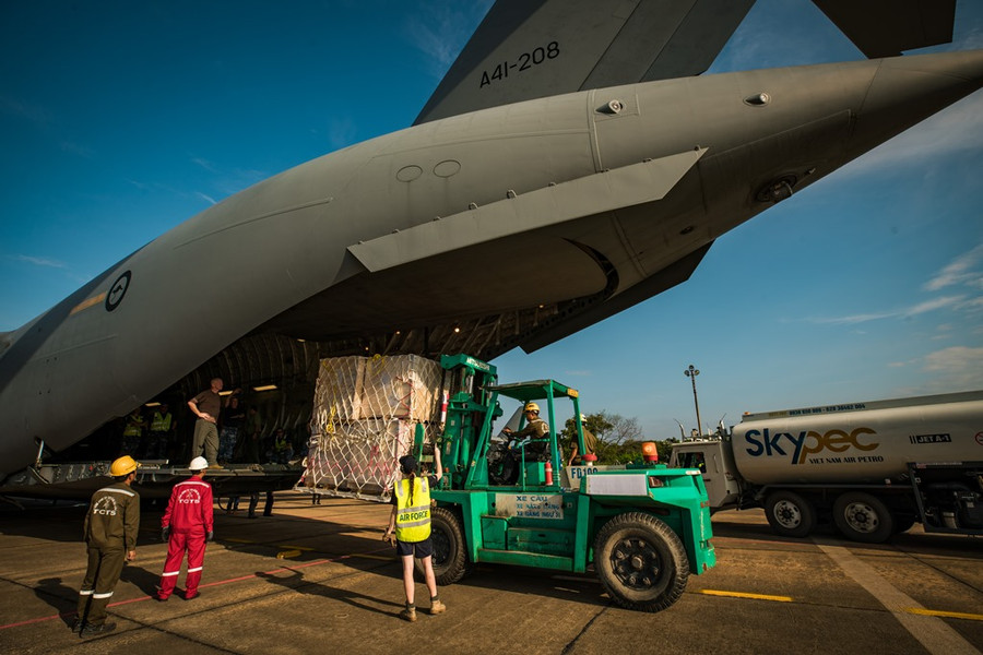 C-17A Globemaster III, một trong những loại máy bay vận tải quân sự lớn nhất của Australia và thế giới. C-17A Globemaster III, một trong những loại máy bay vận tải quân sự lớn nhất của Australia và thế giới.