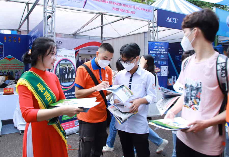 Thí sinh tham dự ngày hội tư vấn tuyển sinh, hướng nghiệp năm 2022