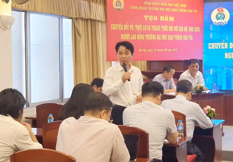 Các đại biểu trao đổi tại Toạ đàm