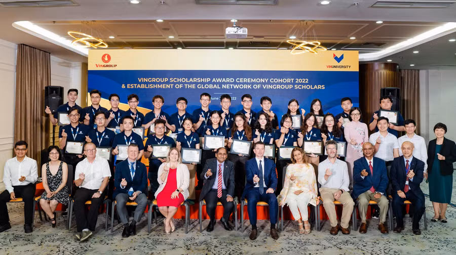 Đại diện các đại sứ quán tại Việt Nam, các nhà khoa học quốc tế cùng 30 học viên, nghiên cứu sinh xuất sắc của Việt Nam đang du học tại nước ngoài được nhận học bổng.