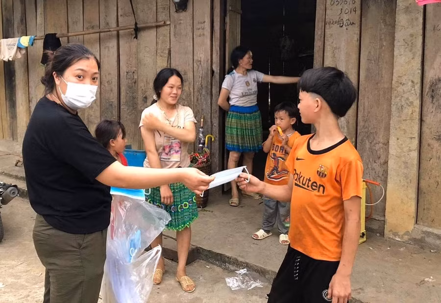 GV Trường TH&THCS số 2 Hồng Ca đến nhà giao bài và phát khẩu trang cho HS 